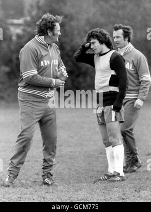 Il direttore di calcio inglese Don Revie, partito, con Kevin Keegan ad una sessione di allenamento a Whetstone Foto Stock