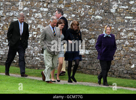La Regina Elisabetta II (estrema destra), accompagnata dal Duca di York (posteriore sinistra), il Principe di Galles, la Principessa Eugenie e la Principessa Beatrice durante una visita al centro visitatori del Castello di Mey, in Scozia. Foto Stock