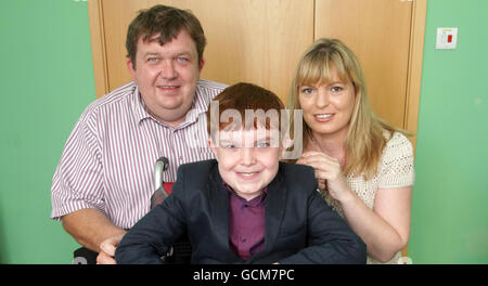 Ciaran Finn-Lynch, di 11 anni, che è il destinatario del primo bambino cellule staminali supportato tracheale trapianto, con i suoi genitori, Colleen e Paul (cognomi non dato) al Great Ormond Street Hospital, Londra. Foto Stock