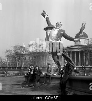 Calcio - fa Cup - finale - Manchester United / Leicester City - Stadio di Wembley. Il sostenitore del Manchester United Ronnie Williams dà sfogo allo spirito finale della fa Cup a Trafalgar Square. Foto Stock