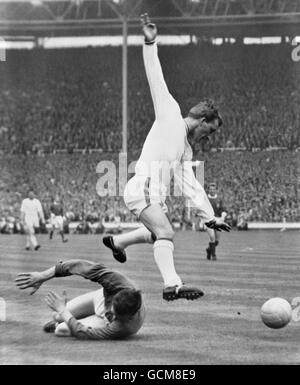 Calcio - fa Cup - finale - Manchester United / Leicester City - Stadio di Wembley. Dave Gibson di Leicester City salta sul portiere David Gaskell del Manchester United Foto Stock