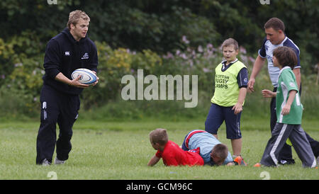 Rugby Union - Glasgow Warriors Summer Camp - Pollock Park. Azione durante un campo estivo al Pollock Park, Glasgow. Foto Stock