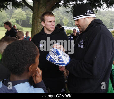 Rugby Union - Glasgow Warriors Summer Camp - Pollock Park. I bambini ottengono autografi dai giocatori dei Warriors di Glasgow durante un campo estivo al Pollock Park, Glasgow. Foto Stock