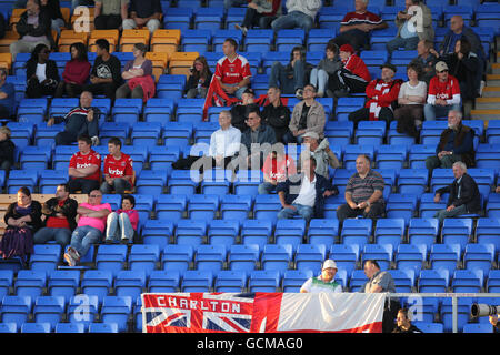 Calcio - Carling Cup - primo turno - Shrewsbury Town / Charlton Athletic - Greenhous Meadow Stadium. Charlton Athletic tifosi negli stand Foto Stock