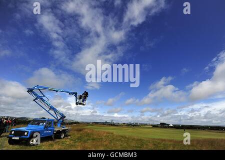 Una telecamera segue l'azione durante il secondo round di L'Open Championship 2010 a St Andrews Foto Stock