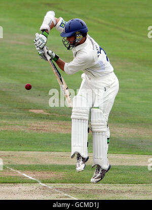 Cricket - Liverpool Victoria County Championship - Divisione uno - giorno uno - Warwickshire v Nottinghamshire - Edgbaston. Jim Troughton del Warwickshire si prepara a una consegna durante la partita del campionato della contea di LV a Edgbaston, Birmingham. Foto Stock