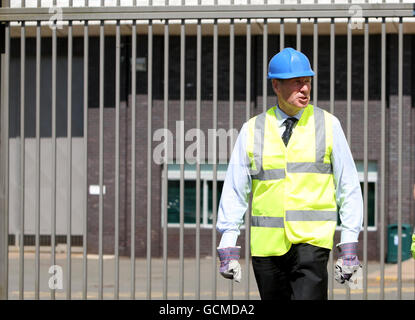 Il segretario alla giustizia Kenny MacAskill durante una visita a HMP Shotts per vedere i progetti per una nuova estensione, a Shotts, Lanarkshire. Foto Stock