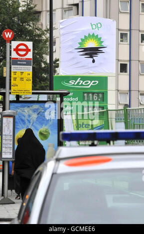 Una macchina di polizia fuori dalla stazione di benzina BP su Hampstead Road a Londra, una delle tante che la carità ha chiuso oggi in tutta la capitale. Foto Stock