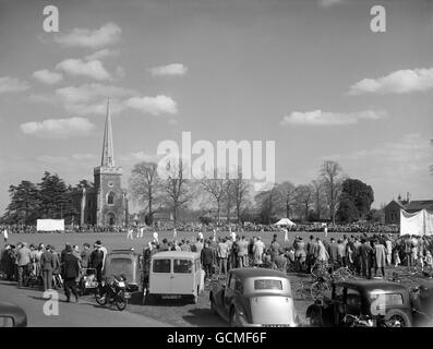 Come si addice al tappeto erboso dove il grande W. G Grace si è posto su di lui, la stagione del cricket inizia prontamente sul verde villaggio a Frenchay, Gloucestershire. Delimitato da alberi e con una bella chiesa di villaggio che guarda verso il basso, Frenchay villaggio verde è considerato uno dei più belli in Inghilterra. Foto Stock