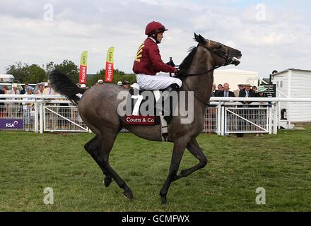 Manighar guidato dal fantino Kieron Fallon che va a postare prima dei Coutts Glorious Stakes durante il quarto giorno del glorioso Goodwood Festival presso l'ippodromo di Goodwood, Chichester. Foto Stock