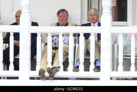 Cricket - Npower First Test - Day Two - Inghilterra / Pakistan - Trent Bridge. Il deputato Ken Clarke siede con l'ex primo ministro John Major Foto Stock