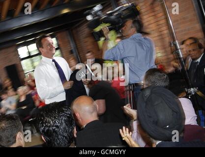 Il primo Ministro David Cameron parte dopo una visita all'Istituto di Ingegneria e tecnologia di Birmingham. Foto Stock