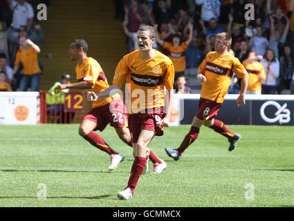 Motherwell's Jamie Murphy celebra il suo secondo gol durante la partita della Clydesdale Bank Scottish Premier League al Fir Park di Motherwell. Foto Stock