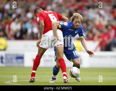 Calcio - Npower Football League Championship - Nottingham Forest / Leeds United - City Ground. Luciano Becchio (a destra) e Kelvin Wilson (a sinistra) della foresta di Nottingham. Foto Stock