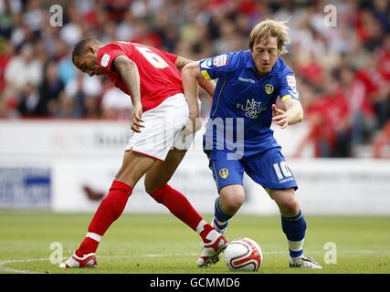 Calcio - Npower Football League Championship - Nottingham Forest / Leeds United - City Ground. Luciano Becchio (a destra) e Kelvin Wilson (a sinistra) della foresta di Nottingham. Foto Stock