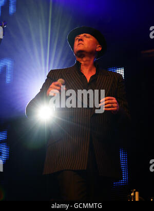 Glenn Gregory of Heaven 17 si esibisce sul palco principale durante la Vintage a Goodwood a Chichester, West Sussex. Foto Stock