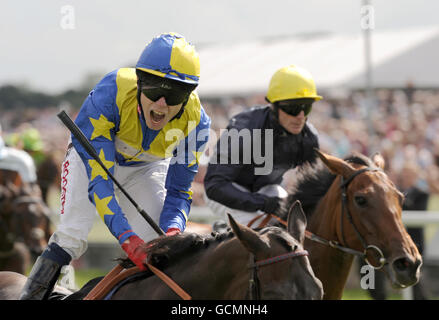 Corse di cavalli - Yorkshire Ebor Festival - totesport Ebor Day - York Racecourse. Jamie Spencer festeggia su Dirar come vince il totesport Ebor handicap durante il Festival di Ebor a York Racecourse. Foto Stock