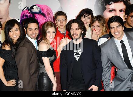 Membri del cast (l-r) Ellen Wong, Satya Bhabha, Anna Kendrick, Michael cera, direttore Edgar Wright, Mary Elizabeth Winstead, Brie Larson e Brandon Routh arrivano per la prima di Scott Pilgrim vs il mondo a Odeon, Leicester Square, Londra Foto Stock