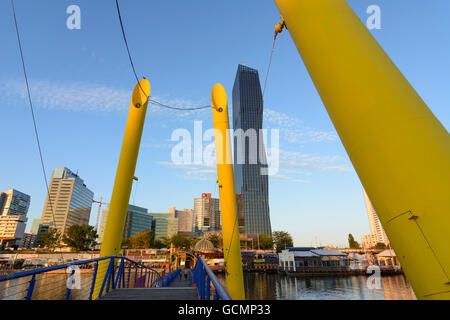 Wien, Vienna grattacieli DC Tower 1 nella città sul Danubio , con un pontone ponte attraverso il Danubio presso il nuovo entertainment miglio C Foto Stock