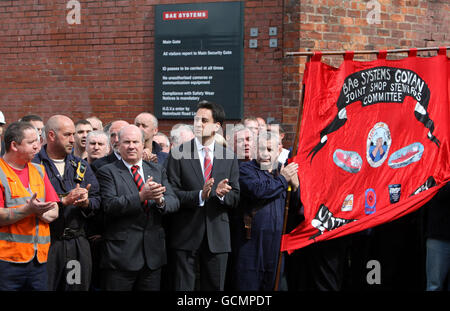 Ed Miliband (centro) come bara dell'ex leader sindacale dei cantieri navali di Glasgow Jimmy Reid passa i lavoratori che fiancheggiano le strade fuori dal cantiere navale di Govan sulla strada per la vecchia chiesa parrocchiale di Govan a Glasgow per i suoi funerali. Foto Stock