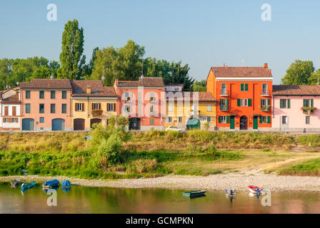 Case colorate lungo la riva sud del fiume Ticino in Pavia Foto Stock