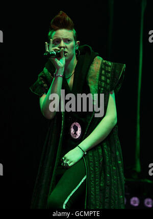 Elly Jackson di la Roux si esibisce nella Nissan Juke Arena, durante il V Festival all'Hylands Park di Chelmsford, Essex. Foto Stock