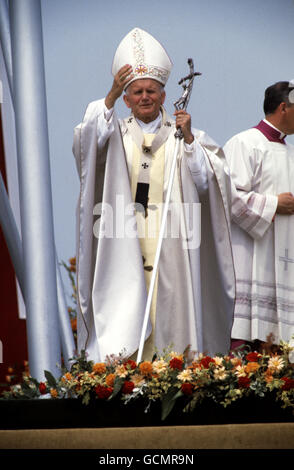 Una benedizione papale di Papa Giovanni Paolo II durante la sua visita a Pontcanna Fields, Cardiff. Foto Stock