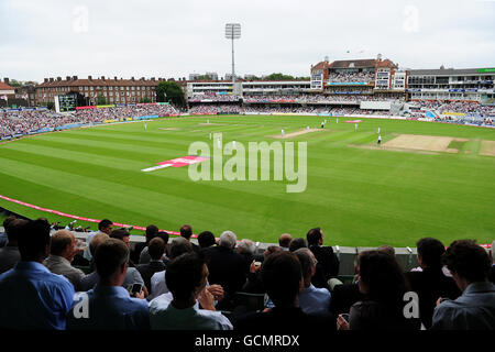 Cricket - terzo test Npower - terzo giorno - Inghilterra / Pakistan - la garanzia di Brit Oval. Gli spettatori osservano l'azione dagli stand Foto Stock