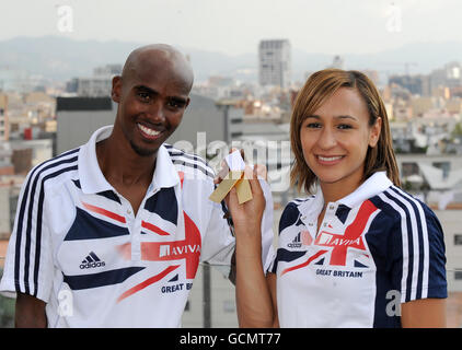 Gran Bretagna Mo Farah e Jessica Ennis sul tetto del team hotel dopo la loro medaglia d'oro vince ai Campionati europei di Barcellona, Spagna. Foto Stock