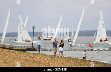 Vela - settimana delle Cowes - giorno due - Isola di Wight. Una famiglia guarda le corse il secondo giorno di Cowes Week, Isola di Wight. Foto Stock