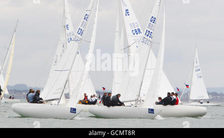 Vela - settimana delle Cowes - giorno due - Isola di Wight. La flotta di Etchells gareggia il secondo giorno della settimana di Cowes, Isola di Wight. Foto Stock