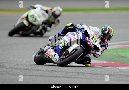 Il Cal Crutchlow del Team Yamaha Sterilgarda di Gran Bretagna davanti a Jonathan Rea di Gran Bretagna di Hannspree Ten Kate Honda, all'angolo di Brooklands in gara uno durante il Gran Premio di Gran Bretagna a Silverstone, Northampton. Foto Stock