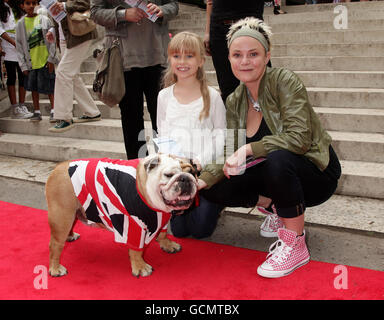 Gail Porter con la figlia Honey in arrivo per la proiezione di gala di Cats & Dogs: The Revenge of Kitty Galore, all'Holland Park Theatre di Londra. Foto Stock