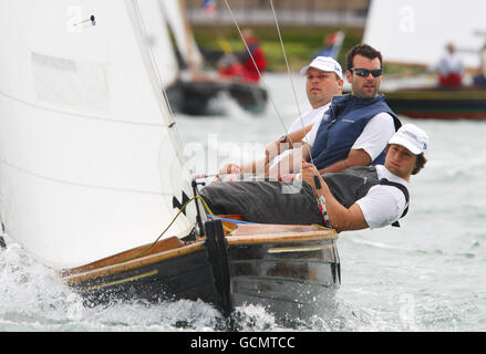 Vela - settimana delle Cowes - giorno due - Isola di Wight. L'equipaggio di Zara in azione nella flotta della Vittoria il secondo giorno della settimana di Cowes, Isola di Wight. Foto Stock