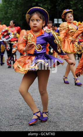 Giovane ballerino di Walworth Road, Londra, che partecipa all'annuale Carnevale del Pueblo che celebra la cultura latino-americana. Foto Stock