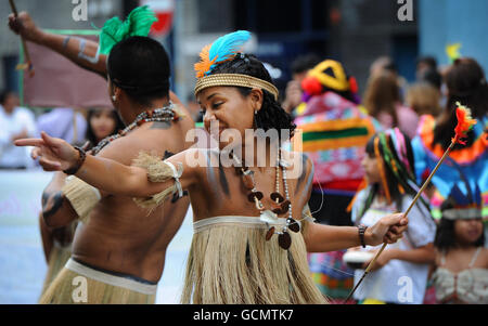 Ballerini della Paraiso School di Samba in Walworth Road, Londra che partecipa all'annuale Carnevale del Pueblo che celebra la cultura latino-americana, nel sud di Londra. Foto Stock