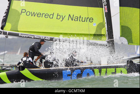 Vela - settimana delle Cowes - giorno due - Isola di Wight. Mike Golding e il suo equipaggio a bordo del suo catamarano Extreme 40 eCover si ubriacano mentre corrono il secondo giorno della settimana di Cowes, Isola di Wight. Foto Stock