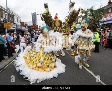 Ballerini della Paraiso School di Samba in Walworth Road, Londra che partecipa all'annuale Carnevale del Pueblo che celebra la cultura latino-americana, nel sud di Londra. Foto Stock