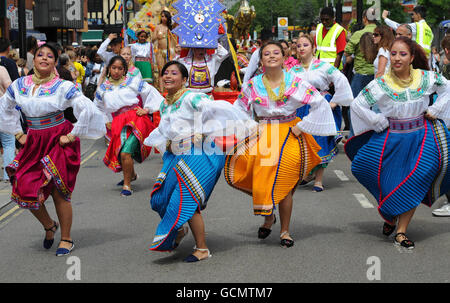 Ballerini di Walworth Road, Londra, che partecipano all'annuale Carnevale del Pueblo che celebra la cultura latino-americana. Foto Stock