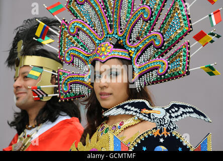 I partecipanti al festival galleggiano a Walworth Road, Londra, partecipando all'annuale Carnevale del Pueblo che celebra la cultura latino-americana. Foto Stock