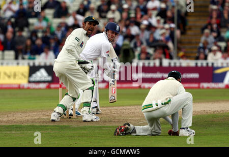 Cricket - npower secondo Test - Day Two - Inghilterra / Pakistan - Edgbaston. L'Umar Amin del Pakistan fa cadere Graeme Swann dell'Inghilterra fuori dal bowling di Saeed Ajmal durante il secondo test della potenza a Edgbaston, Birmingham. Foto Stock