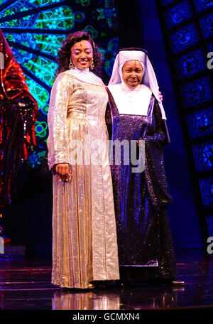 Patina Miller, come Deloris e Whoopi Goldberg che assume il ruolo di Madre superiore nel Sister Act The Musical, al London Palladium. Foto Stock