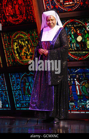 Whoopi Goldberg assume il ruolo di Madre superiore nel Sister Act The Musical, al London Palladium. Foto Stock