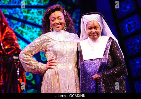 Patina Miller, come Deloris e Whoopi Goldberg che assume il ruolo di Madre superiore nel Sister Act The Musical, al London Palladium. Foto Stock