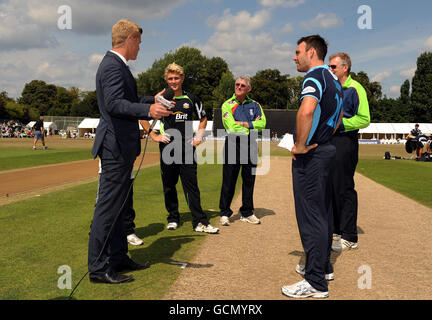 Un presentatore SkySports parla con Rory Hamilton-Brown di Surrey (2° a sinistra) E Michael Yardy di Sussex (2° a destra) Foto Stock