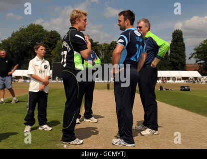 Cricket - Clydesdale Bank 40 - GRUPPO A - Surrey v Sussex - Guildford Cricket Club Foto Stock