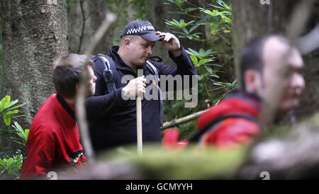 Un team di ricerca cerca il corpo di Suzanne Pilley vicino a Loch Long in Scozia. Foto Stock