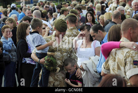 I soldati del primo fianco destro della Guardia Scozzese del Battaglione sono riuniti oggi con le loro famiglie a Catterick Garrison, North Yorkshire, dopo un tour in Afghanistan. Foto Stock