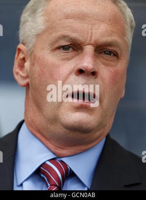 Calcio - Barclays Premier League - Aston Villa / West Ham United - Villa Park. Aston Villa custode manager Kevin MacDonald sulla linea di contatto Foto Stock