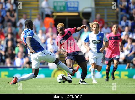 Calcio - Barclays Premier League - Blackburn Rovers v Everton - Ewood Park. Louis Saha di Everton (al centro a sinistra) è sfidato da Christopher Samba di Blackburn Rovers (all'estrema sinistra). Foto Stock